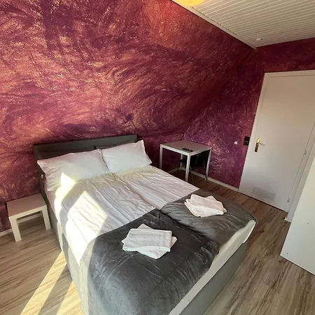 Haus Mit Garten An Holstenhallen Holiday home *