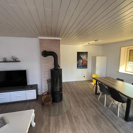 Haus Mit Garten An Holstenhallen Holiday home Neumuenster